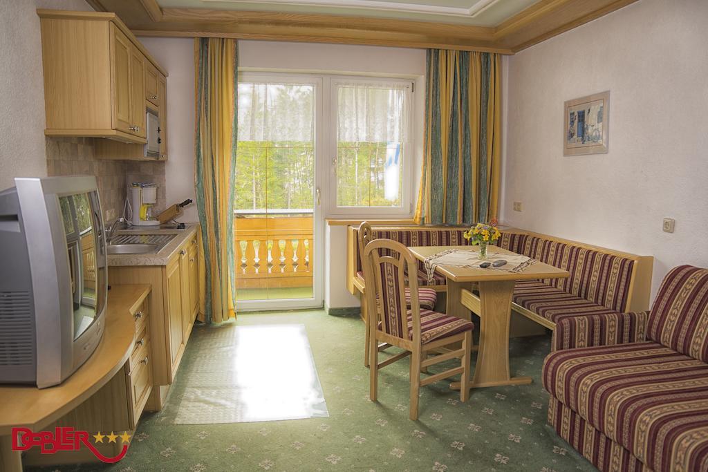 Ferienhotel Dobler Weissenbach am Lech Rum bild