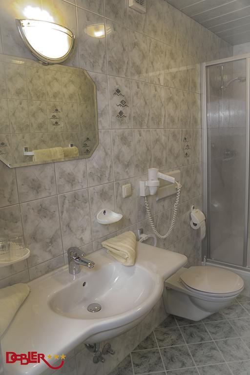 Ferienhotel Dobler Weissenbach am Lech Rum bild