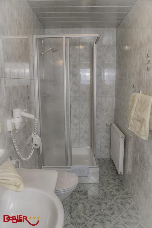 Ferienhotel Dobler Weissenbach am Lech Rum bild