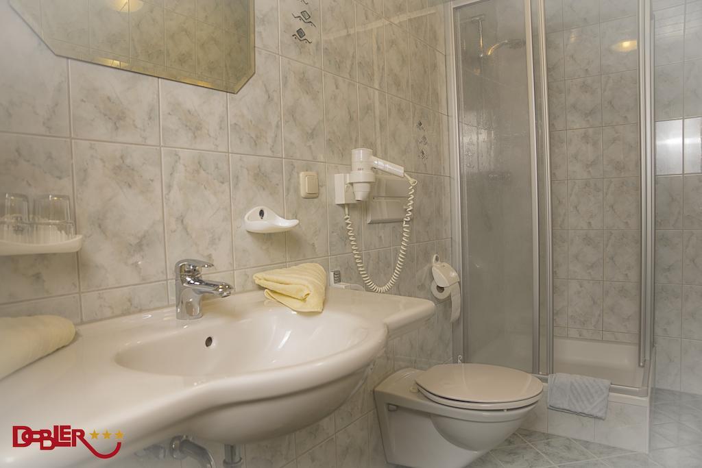 Ferienhotel Dobler Weissenbach am Lech Rum bild